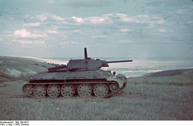 Т-34-76, обр. 1941-1942 гг. в сталинградской степи..jpg